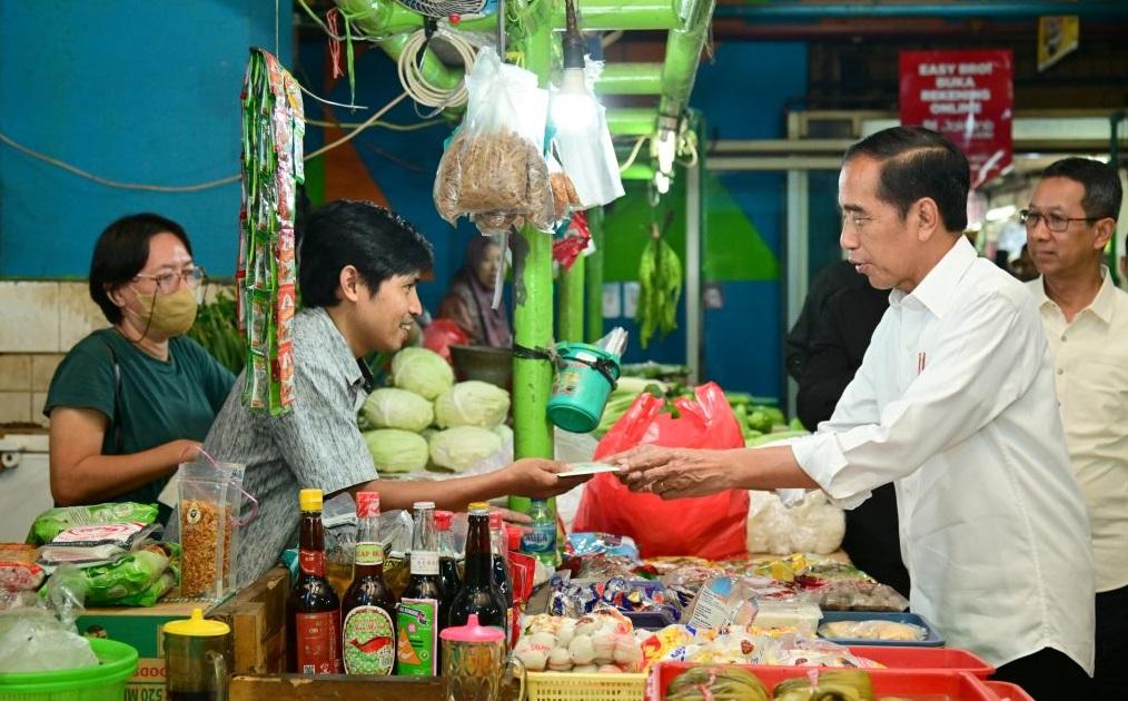 Presiden Jokowi saat memberikan bantuan di Pasar Jatinegara, Jakarta. (Dokumen Setkab)