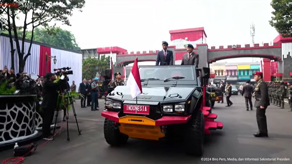 Jokowi dan Prabowo Diarak Maung Pindad di Mako Brimob