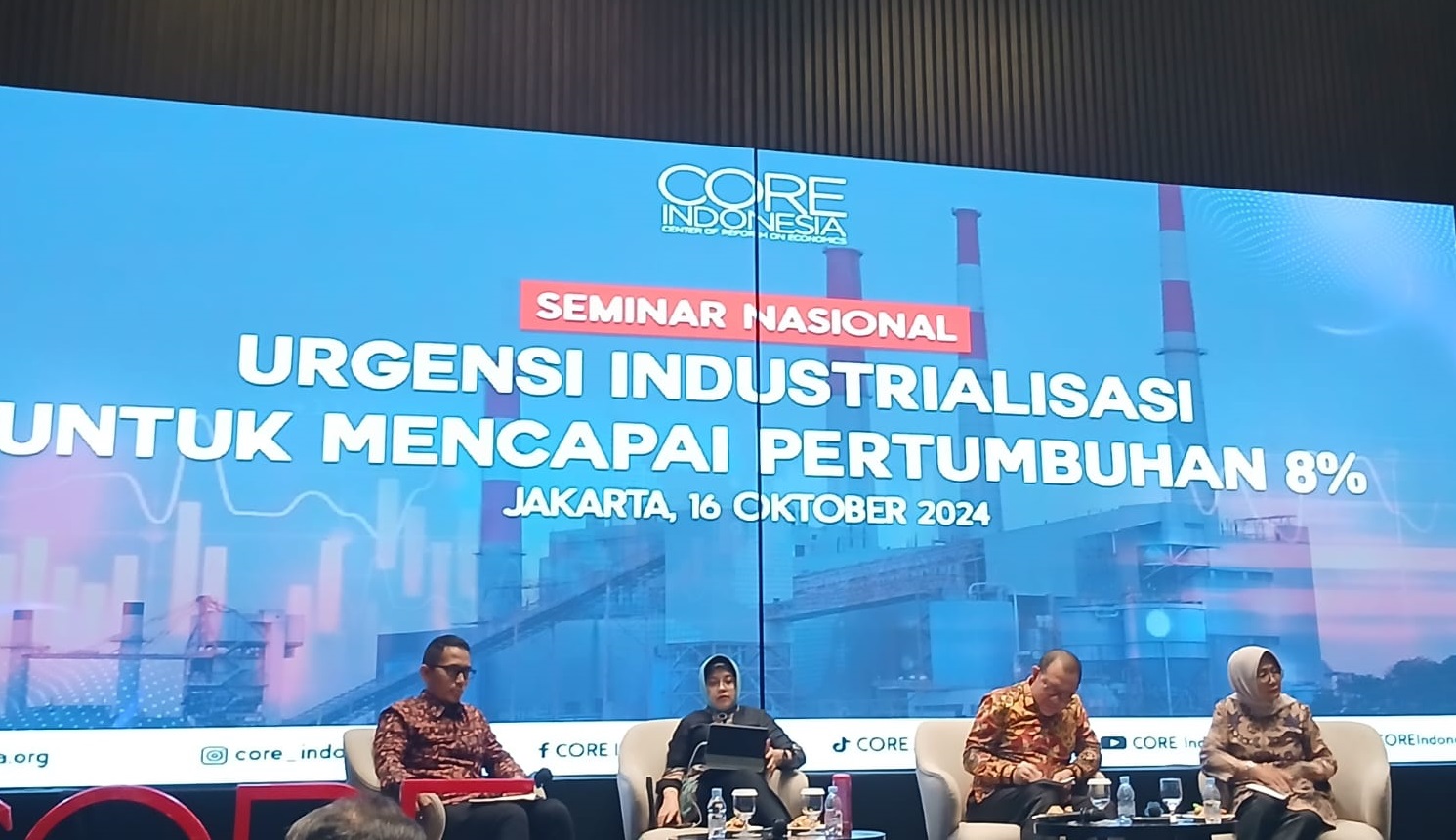 Pertumbuhan Ekonomi, di Antara Middle Income Trap dan Urgensi Reindustrialisasi