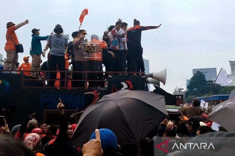 Buruh Demo Minta Upah Naik 8-10 Persen, Ancam Mogok Kerja