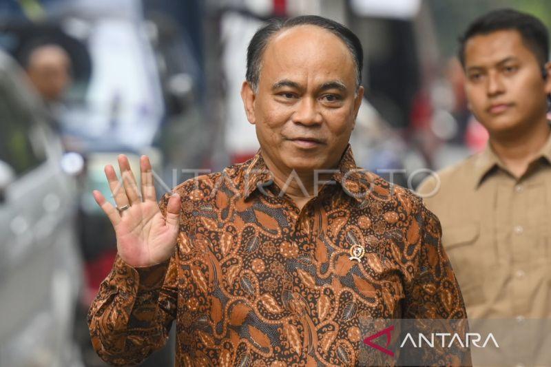 Budi Arie Setiadi menyapa wartawan di kediaman Presiden Prabowo Subianto Jalan Kertanegara, Jaksel, Selasa (15/10/2024). (ANTARA FOTO/Muhammad Ramdan/YU)