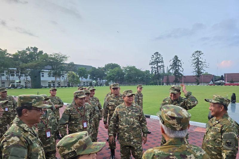 Presiden Prabowo Subianto saat memimpin kegiatan latihan baris berbaris yang diikuti para anggota Kabinet Merah Putih. (Foto: ANTARA/HO-Kantor Komunikasi Kepresidenan)