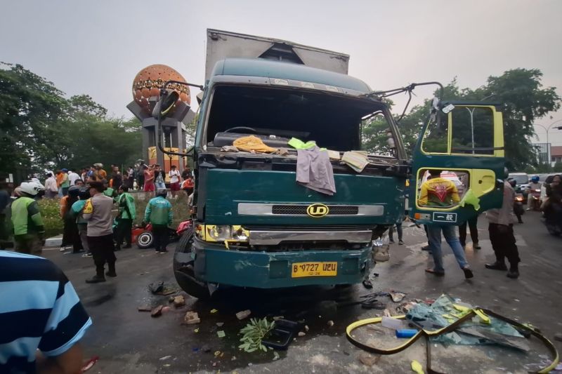 Truk Ugal-ugalan Tabrak Pengendara di Tangerang, 4 Orang Terluka