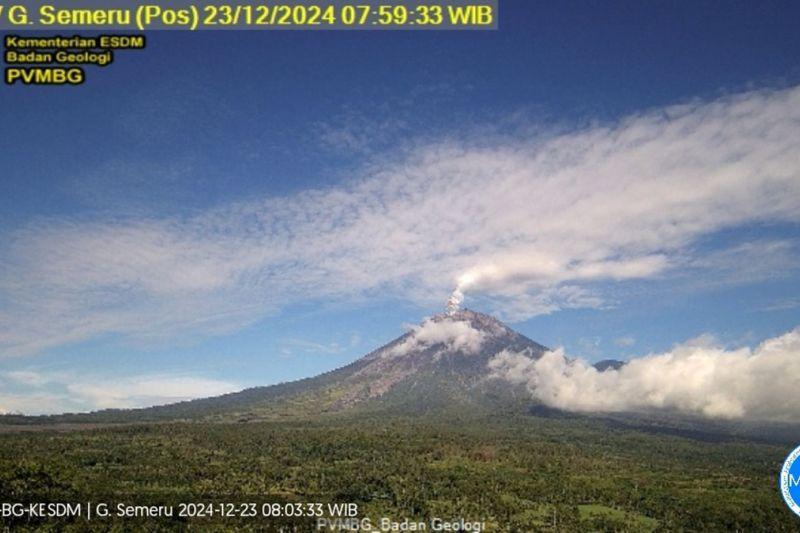 Gunung Semeru Beberapa Kali Erupsi, Tinggi Letusan hingga 1 Km