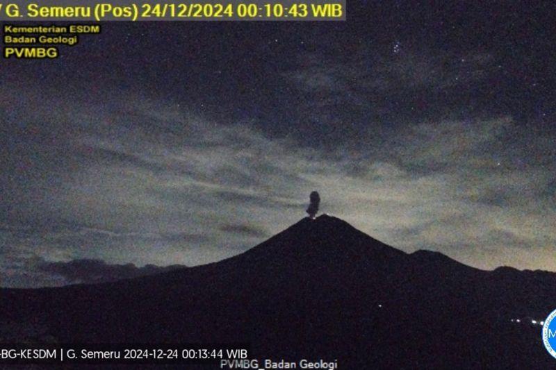 Gunung Semeru Erupsi, Tinggi Letusan 900 Meter di Atas Puncak