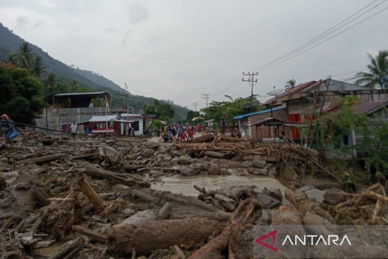 Banjir Bandang di Aceh, Jalan Nasional ke Medan Tertimbun Kayu