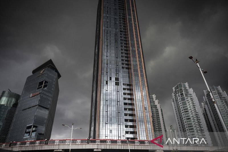 Siapkan Payung dan Jas Hujan, Jakarta Diprediksi Hujan Sore Ini