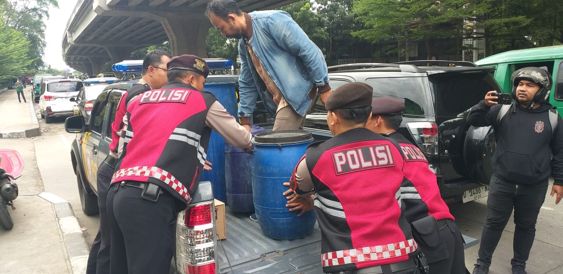 Jelang Ramadan, Polrestabes Bandung Sita 1.500 Botol Miras tak Berizin