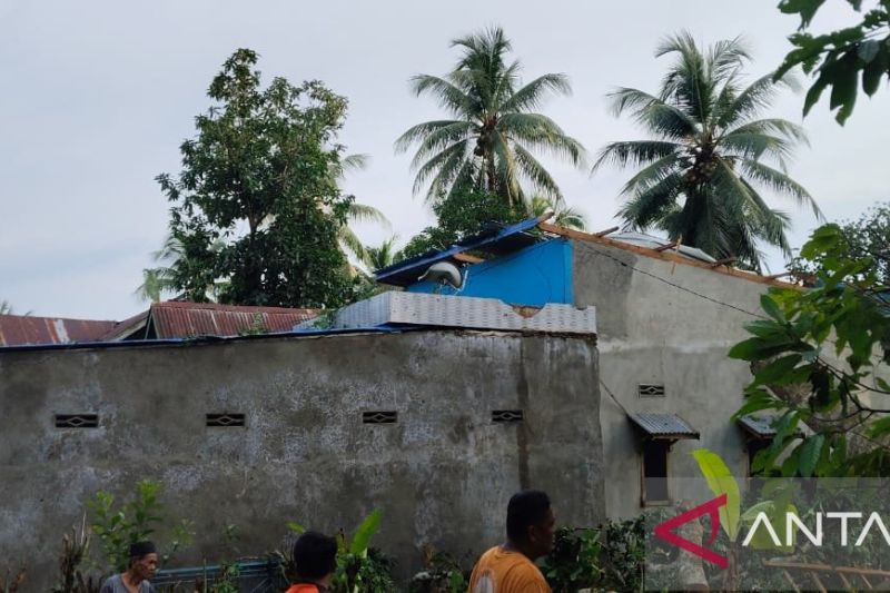 42 Rumah di Losarang Indramayu Rusak Diterjang Angin Kencang