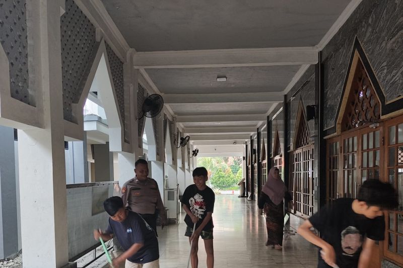 3 Pelaku Balap Liar di Jakarta Utara Dihukum Bersih-bersih Masjid