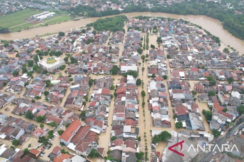 Banjir Bekasi Meluas, BNPB Kerahkan Perahu Karet Evakuasi Warga