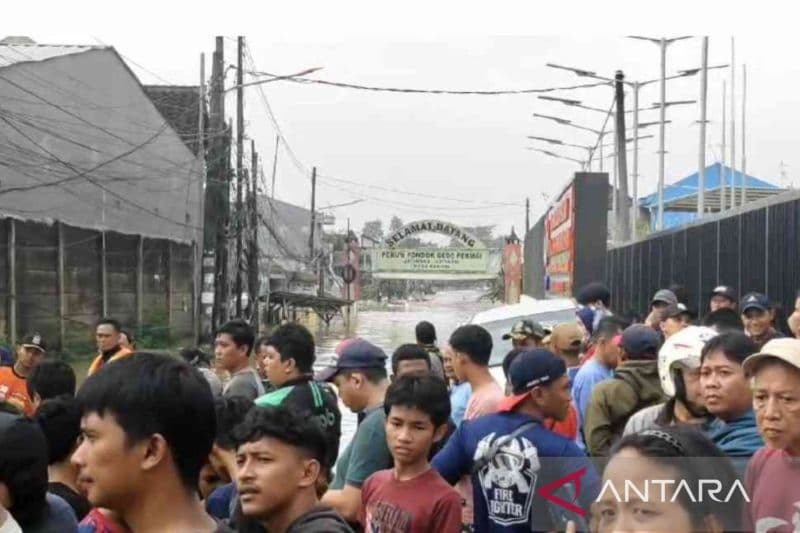 Seorang Pria Hilang Terseret Arus Banjir Kota Bekasi 