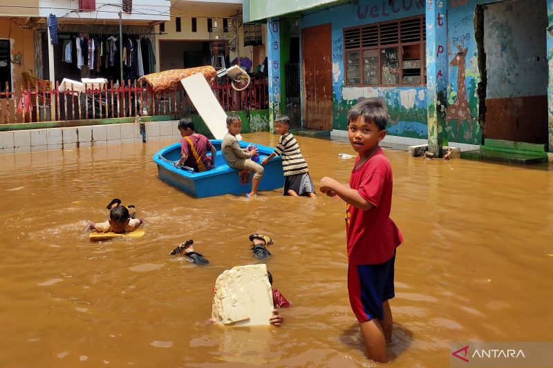 Cerita Sulastri Korban Banjir Kedoya: Rumah Terendam, Surat Berharga Hilang 