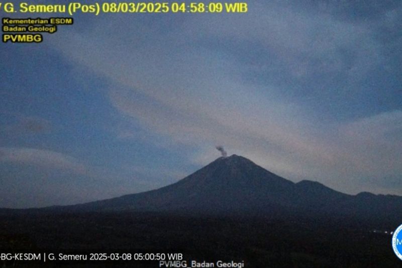 Gunung Semeru 4 Kali Erupsi, Tinggi Letusan Capai 700 Meter