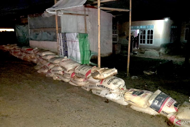 Antisipasi Banjir, Warga Desa Tanah Putih Gorontalo Bangun Tanggul Darurat