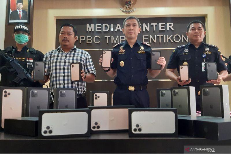 Bea Cukai Batam Tangkap Buronan Penyelundup Ratusan iPhone Ilegal