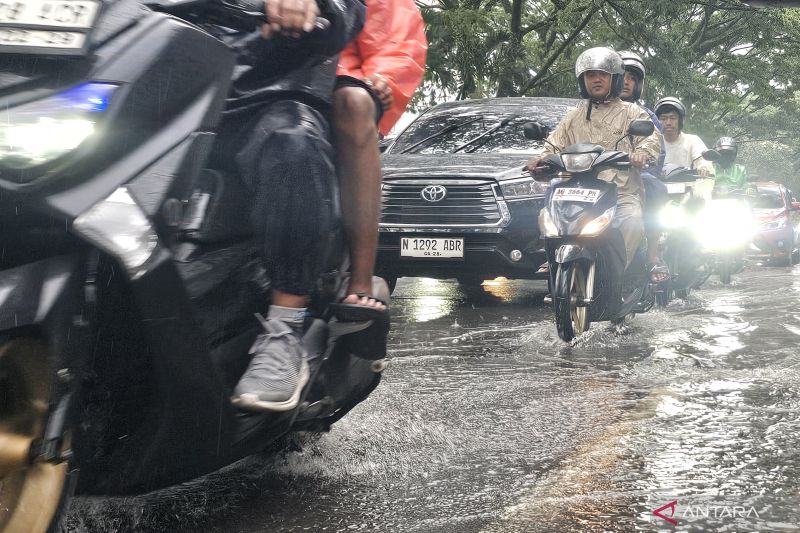 Hujan Deras Guyur Kota Malang, Tiga Lokasi Diterjang Banjir 