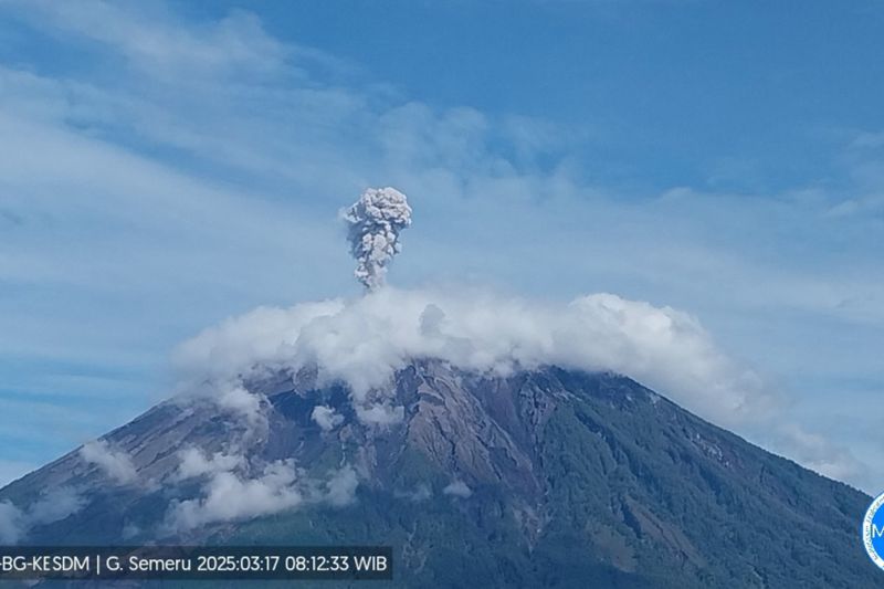 Gunung Semeru 6 Kali Erupsi, Tinggi Letusan hingga 1 Kilometer