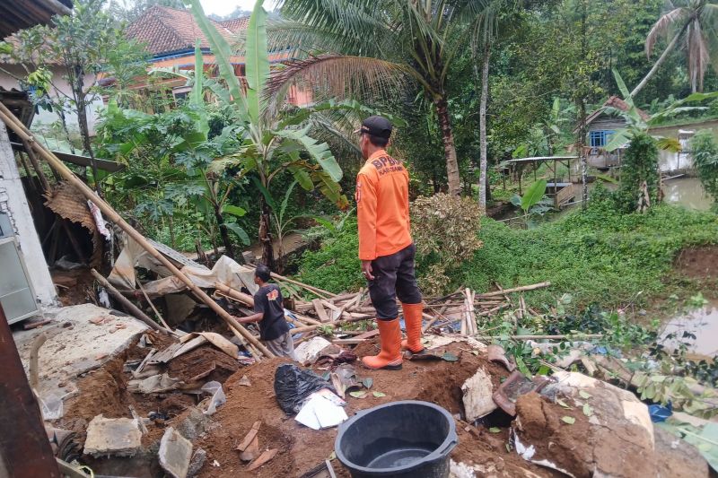 Longsor Terjang 4 Rumah di Cikoneng Ciamis, 15 Warga Mengungsi