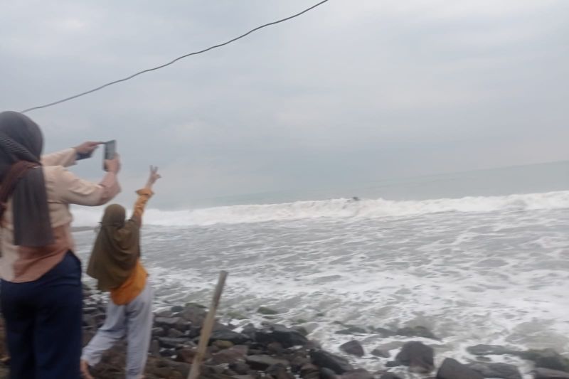 BMKG: Waspada Gelombang Tinggi 4 Meter di Laut Banten 