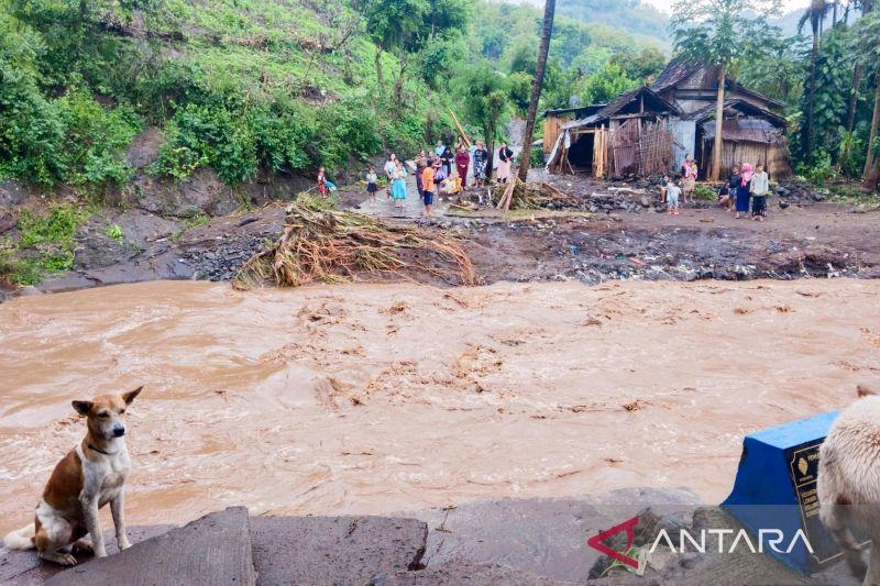 Banjir Bandang Terjang Situbondo, Ratusan Warga Terisolasi 