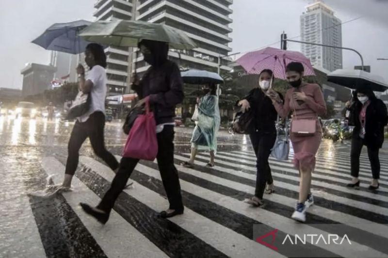 Mayoritas Kota Besar Indonesia Diguyur Hujan Ringan-Berpetir