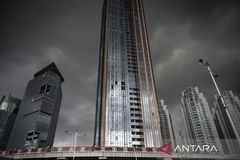 Siapkan Payung dan Jas Hujan, Jakarta Diprediksi Hujan Sore Ini