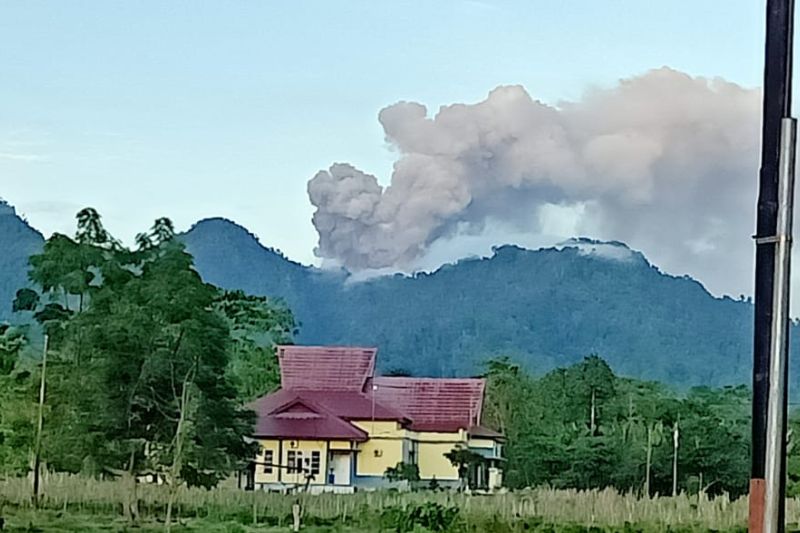 Gunung Dukono Kembali Semburkan Abu Vulkanik Setinggi 1.500 Meter