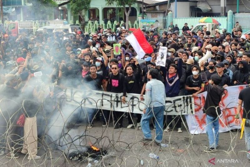 Usung Tema 'Indonesia Gelap', Massa Demo di Depan Gedung DPRD Jatim