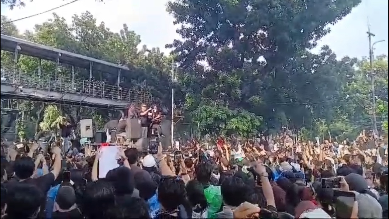 Konser 'Bayar Bayar Bayar' Satukan Massa Demo Indonesia Gelap