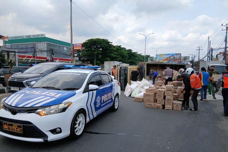 Truk Pengangkut Sembako Terguling di Serpong Tangerang Selatan 