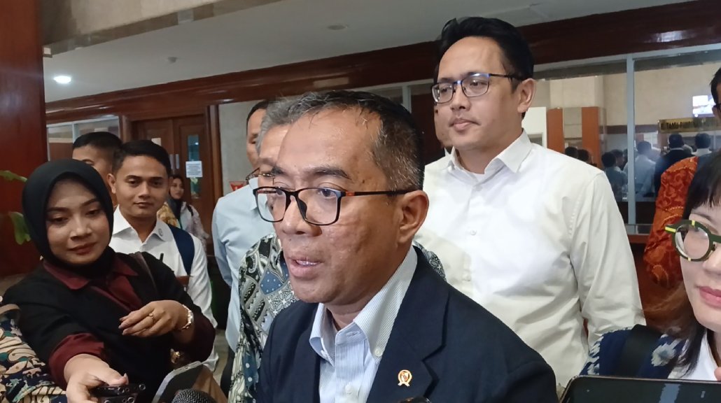 Mendiktisaintek Tegaskan KIP dan UKT Tidak Naik