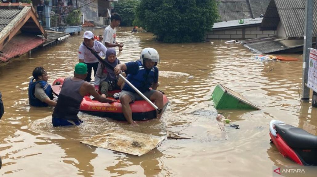 Prabowo Instruksikan Aparat hingga Relawan Bersinergi Tangani Banjir