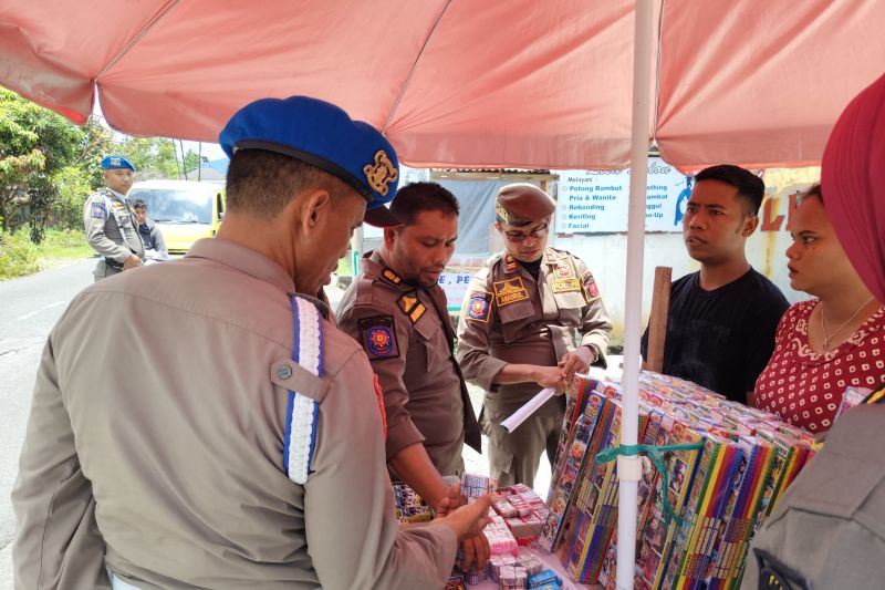 Satpol PP Agam Sumbar Sita Ratusan Petasan Berbagai Ukuran 