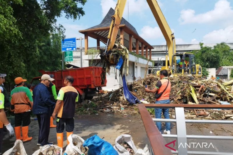285 Petugas Bersihkan Lumpur dan Sampah di Lokasi Banjir Jaktim 