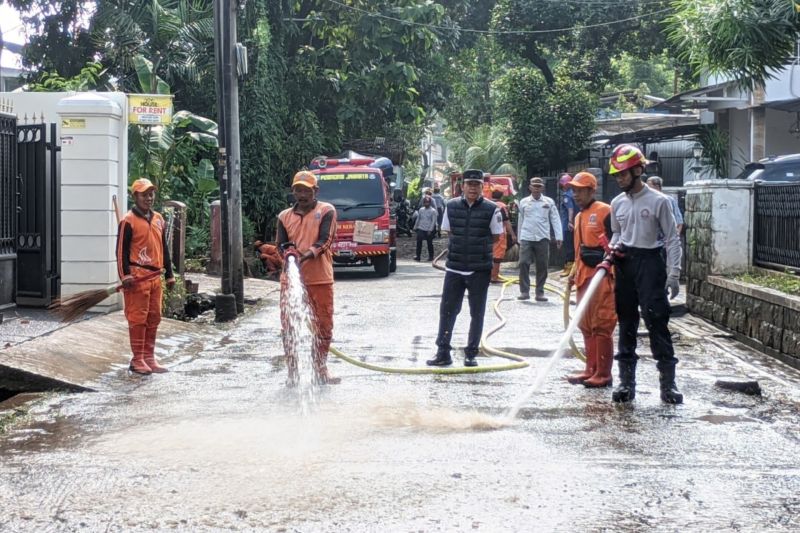 Banjir Jakarta Mulai Surut, Warga Bersihkan Sisa Material