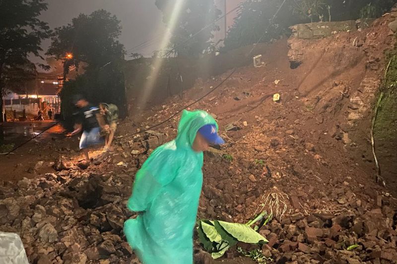 Longsor Terjang Tempat Pemakaman Umum di Cileunyi Bandung 