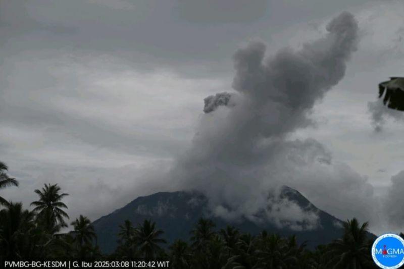 Gunung Ibu di Maluku Utara Erupsi, Terdengar Suara Gemuruh Kuat 