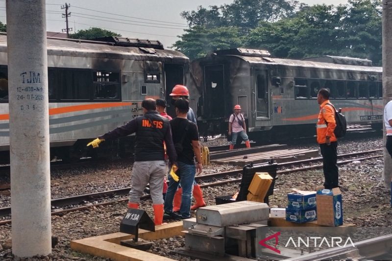 3 Gerbong Kereta Api Cadangan Terbakar di Stasiun Tugu Yogyakarta