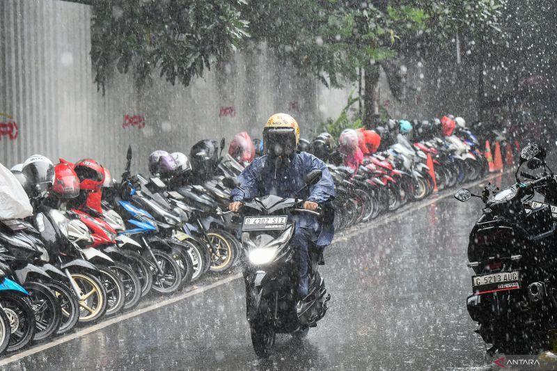 Kota Besar di Indonesia Berpotensi Hujan Lebat Disertai Petir