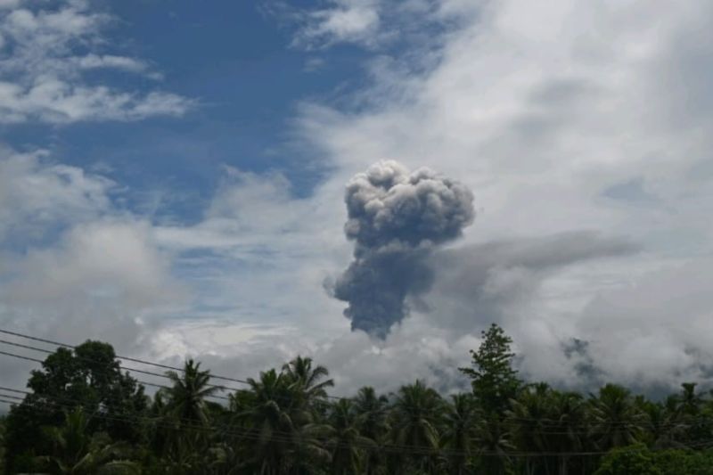 Gunung Dukono Halmahera Semburkan Abu Vulkanik Setinggi 3.000 Meter
