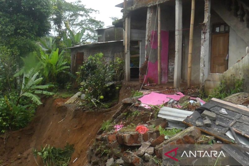 Bencana Longsor Rusak Tiga Rumah di Temanggung Jawa Tengah