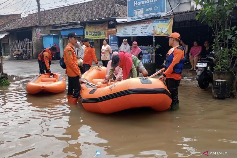 Pemkab Bandung Distribusikan Bantuan Perahu untuk 16 Kecamatan Rawan Banjir