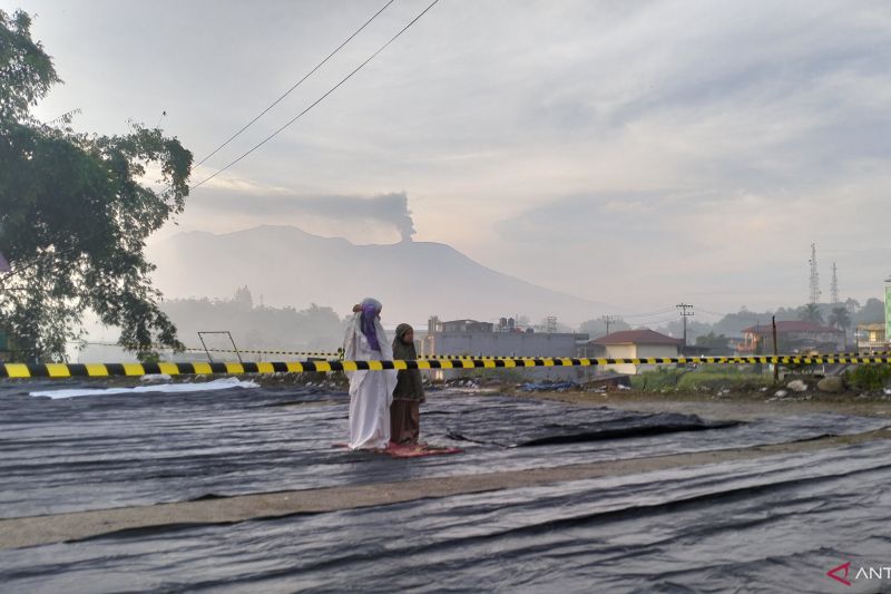 Gunung Marapi Sumatra Barat Erupsi, Kolom Abu Tertutup Awan