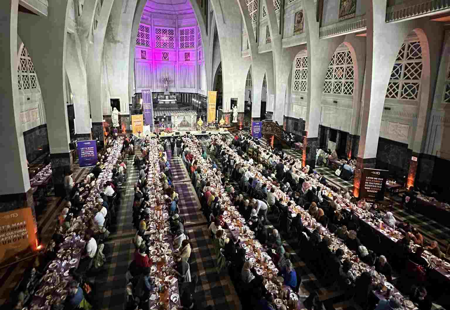 Ketika Azan Bergema dan Ratusan Warga Belgia Bukber di Gereja