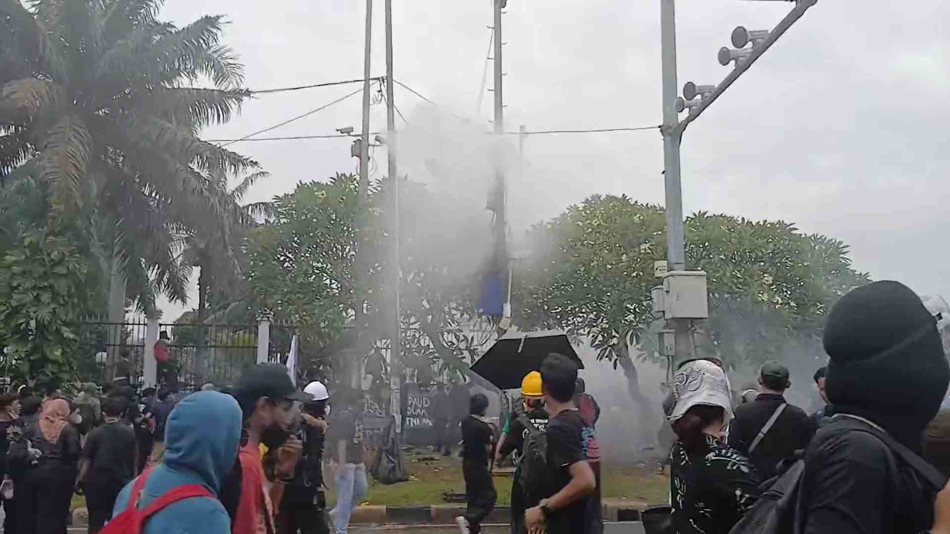 Massa Demo Tolak RUU TNI Serbu DPR dengan Petasan, Dibalas Water Cannon