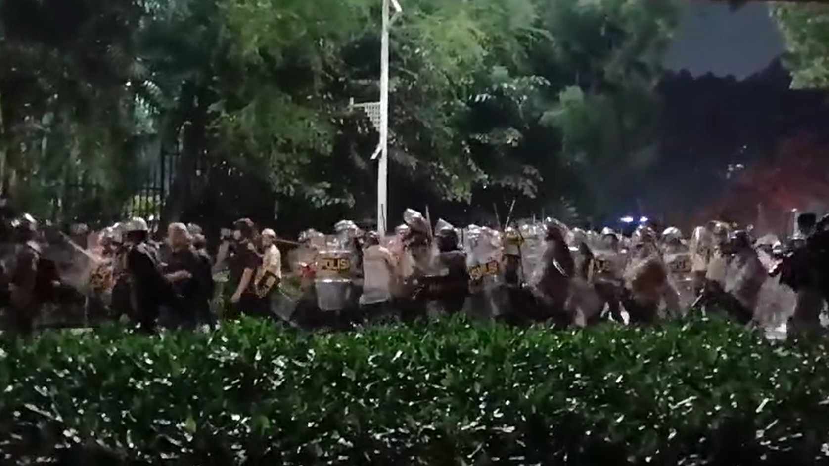 Demo Tolak RUU TNI Dibubarkan Aparat, Massa Berhamburan Hingga Mall Spark