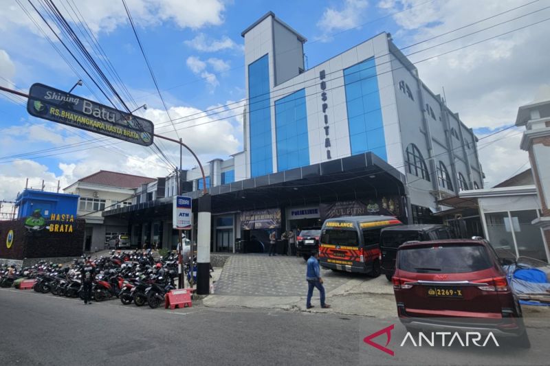 6 Jenazah Korban Longsor Jalur Pacet-Cangar Dievakuasi ke RS Hasta Brata