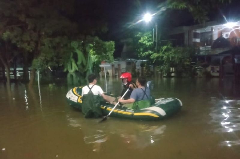 Banjir Terjang 17  Titik di Kota Tangerang, Warga Terdampak Dievakuasi  