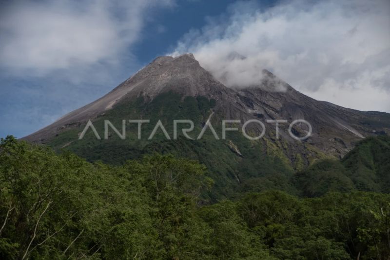 Gunung Merapi Luncurkan 7 Guguran Lava hingga 1,8 Km ke 3 Sungai